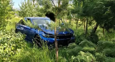 Nastolatek w BMW wypadł z drogi na pętli miejskiej w Ciechanowie. Uderzył w kilka drzew