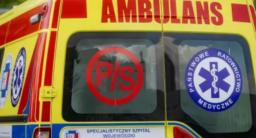 Karetka utknęła w zaspie, jadąc do pacjenta. Sprawą zajmuje się prokuratura w Ciechanowie