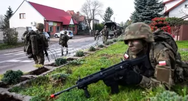 Więcej żołnierzy i pojazdów wojskowych w powiecie ciechanowskim. Ważny apel do mieszkańców!