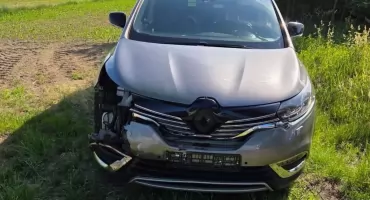 Rozbita osobówka o poranku. Kolejne tego typu zdarzenie