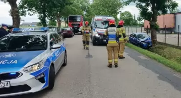 Z ostatniej chwili! Auto uderzyło w drzewo koło Ciechanowa. Występują utrudnienia w ruchu