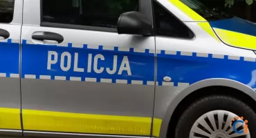 Driftował i zatrzymał się tuż przed maską radiowozu. Młody kierowca pożegnał się z prawem jazdy