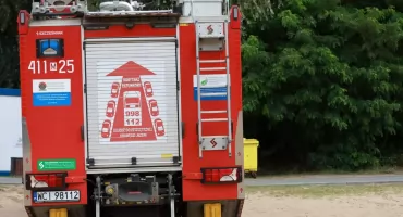 Pożar samochodu w pobliżu Ciechanowa. Podróżowało nim pięć osób