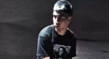 Ukradł paliwo, posługiwał się skradzionymi tablicami. Szuka go policja [wideo]