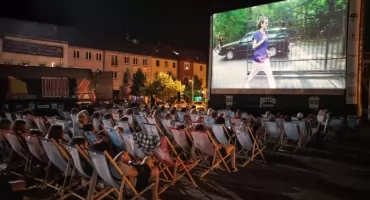 Kino na leżakach. Przed nami plenerowy seans w Ciechanowie