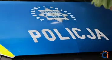 Dwa promile i zbyt szybka jazda. Kierowca Audi wpadł w Pęchcinie koło Ciechanowa