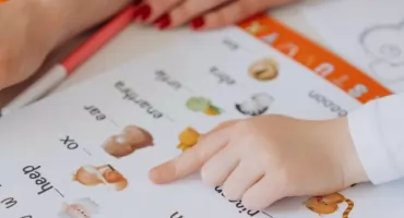 Pensum logopedy w 2026 roku – ile da się zarobić na etacie i prywatnie?