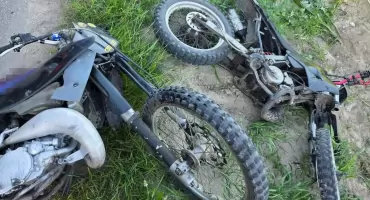 Dramatyczna akcja ratunkowa po zderzeniu motocykli. Jedna osoba nie żyje, druga jest ranna [zdjęcia]