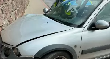 Tak wyprzedzał, że uderzył w ogrodzenie cmentarza w pobliżu Ciechanowa [zdjęcia]