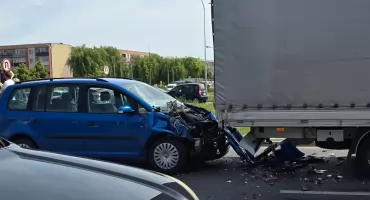 Dwa zdarzenia, pięć pojazdów. Groźnie na ul. Armii Krajowej w Ciechanowie