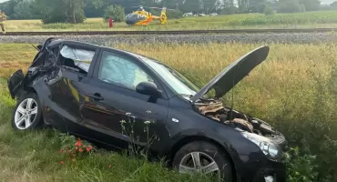 Wypadek na przejeździe kolejowym. Poszkodowana młoda kobieta [zdjęcia]
