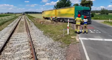 Kolejne groźne zderzenie z szynobusem, tym razem ciężarówki [zdjęcia]