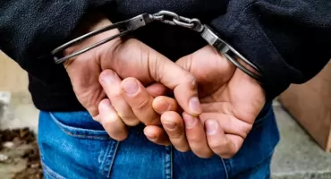 Poszukiwany 24-latek wpadł w Ciechanowie. Uciekał przez policjantami, a później ich znieważył