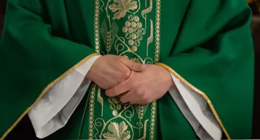 Ornaty kapłańskie – tradycja, rzemiosło i piękno liturgicznych tkanin