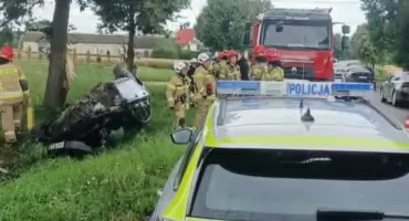Uderzyła w drzewo i dachowała koło Ciechanowa. Groźne zdarzenie o poranku