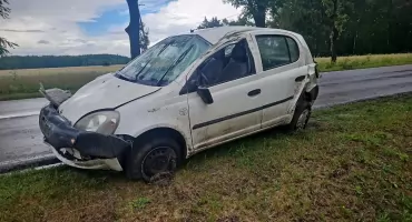 Pilne! Dachowanie Toyoty. Jedna osoba została ranna [zdjęcia]