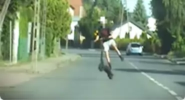 Niebezpieczne popisy nastolatka na hulajnodze na ruchliwej drodze [wideo]