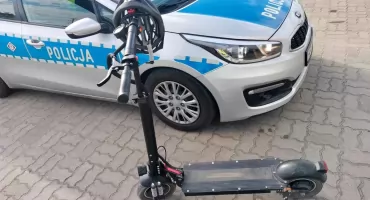 Nastolatek pędził hulajnogą ponad 60 km/h. Niebezpieczną jazdę przerwali policjanci