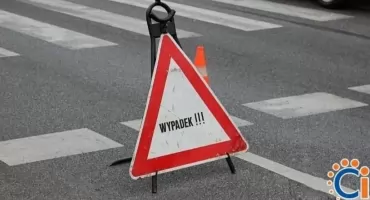 Osobówka uderzyła w naczepę ciężarówki koło Ciechanowa