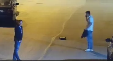 Dewastowali w centrum Ciechanowa. Policja poszukuje tych mężczyzn [zdjęcia]