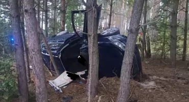 Zjechał do lasu i uderzył w drzewa. Kierowca był uwięziony w pojeździe [zdjęcia]