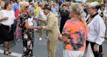 Kilkuset seniorów tańczyło na terenie Zielonego Targu w Ciechanowie [zdjęcia]